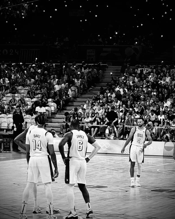 Black-and-white view of a basketball game in Lille, France